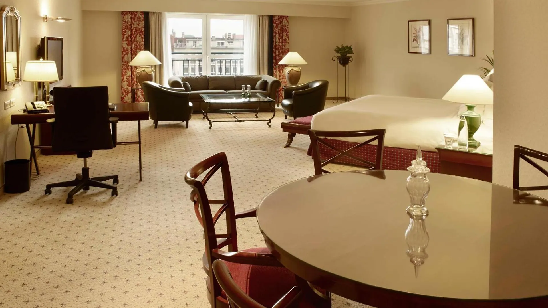 Hotel Hilton Antwerp Old Town 4*,